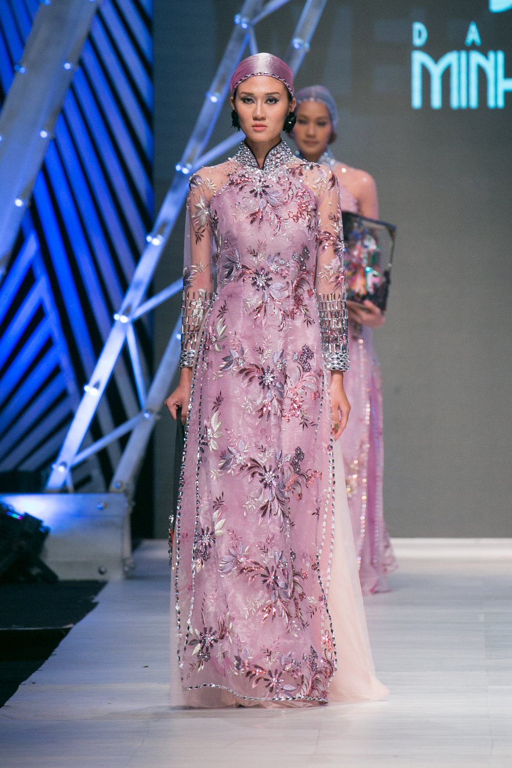 vải áo dài đính đá kết cườm