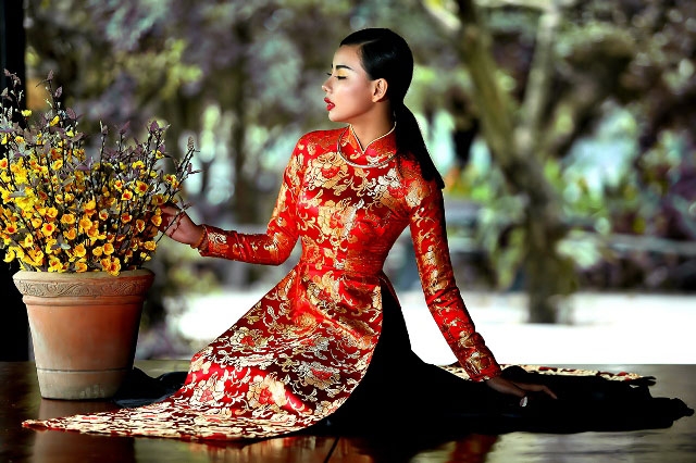 4 Ưu Điểm Của Chiếc Áo Dài Gấm Dành Cho Người Con Gái Việt - Tiệm Vải Nga  Tường